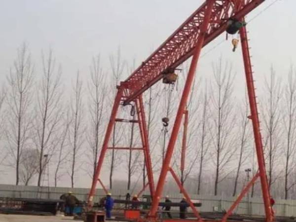 龍門吊門式起重機(jī)作業(yè)時(shí)如何確保下方人員的安全？